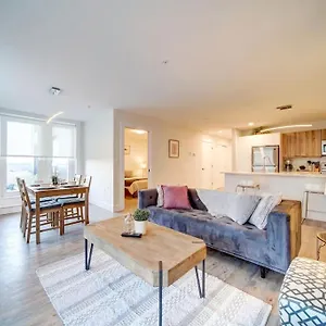 Luxurious Modern 2br Sleeps 5 Coffee, Ac, Wifi Holiday home Halifax