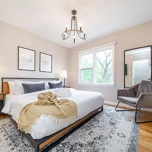 6 Bed Chic Stylish - 5 Mins To U Of A & Whyte Ave - Fast Wi-fi - Free Parking & Netflix Holiday home Edmonton