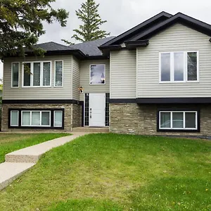 French Garden Escape I Walk To River Valley I W Free Parking & Fast Wifi! Holiday home Edmonton